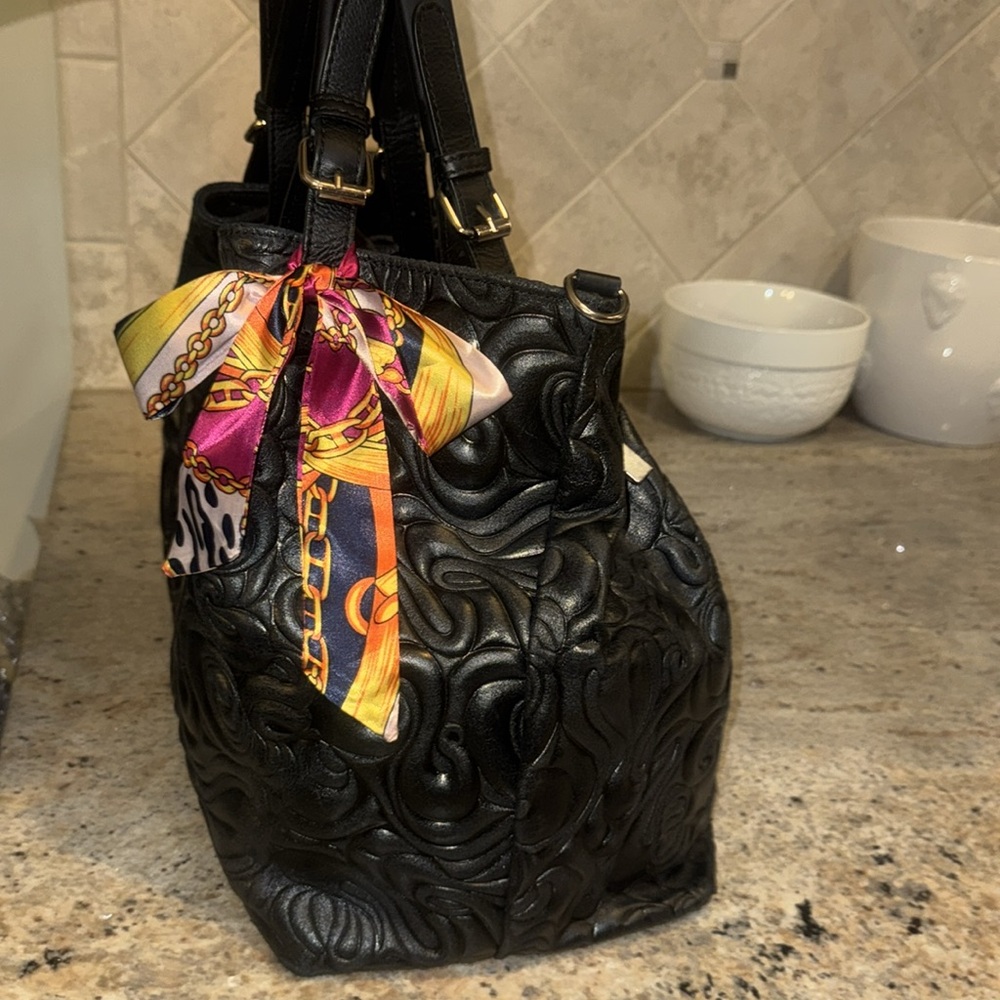 Elegant Black Embossed Italian Leather Extra-Large Tote with Twilly Accent - New - Picture 13 of 15